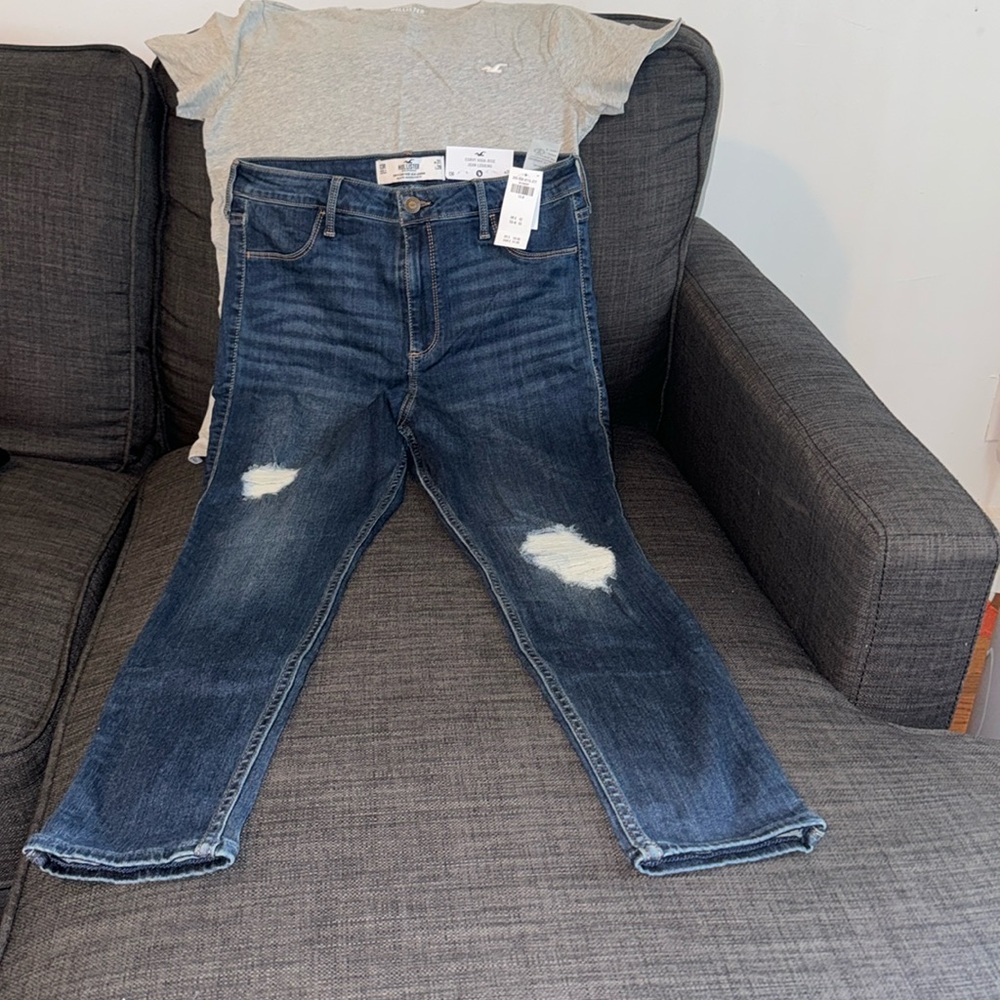 Hollister Curvy High Rise Jean Legging w/rips & Gray Hollister Cotton T-Shirt